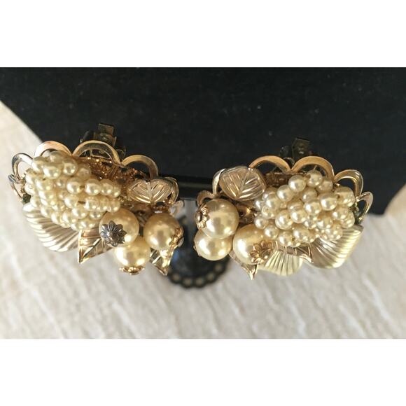 Vtg 50s faux pearl cluster gold leaf filigree large clip on earrings  designer - Picture 2 of 9